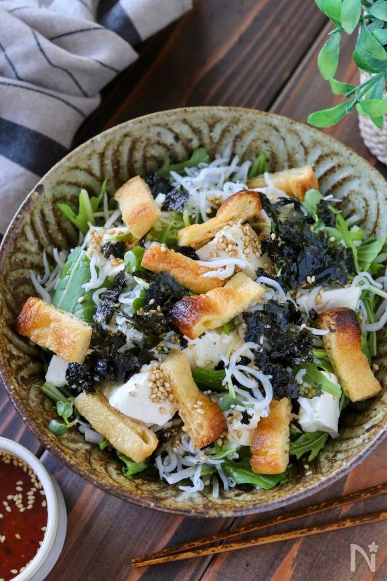 しらすや油揚げがトッピングされた木綿豆腐のサラダ