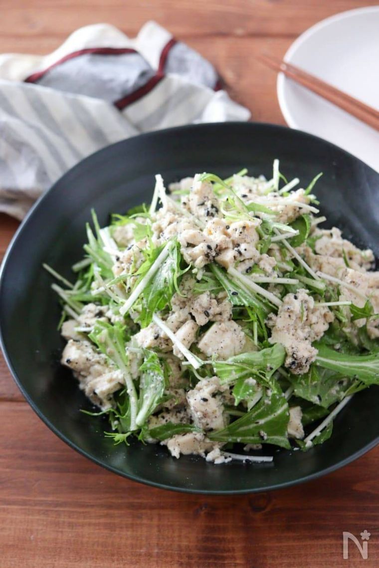 黒の器に盛られた豆腐と水菜のサラダ