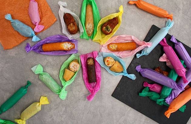 カラフルな包紙に包まれたいなり寿司