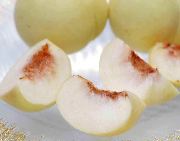 皿にカットされた冬桃がたりが置かれている様子