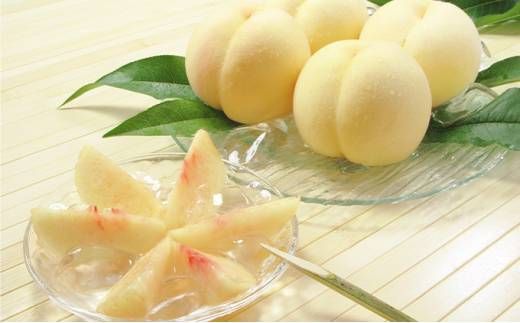 カットされたおかやま夢白桃が皿に盛られている様子