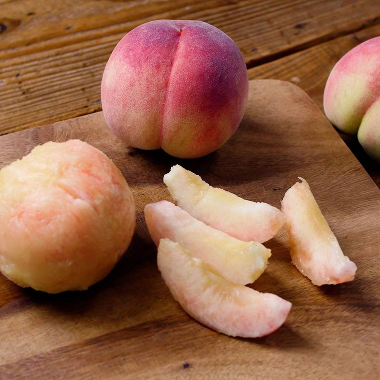 まな板に桃が並んでいる様子