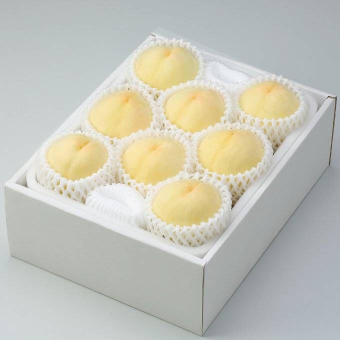 清水白桃が箱に詰められている様子