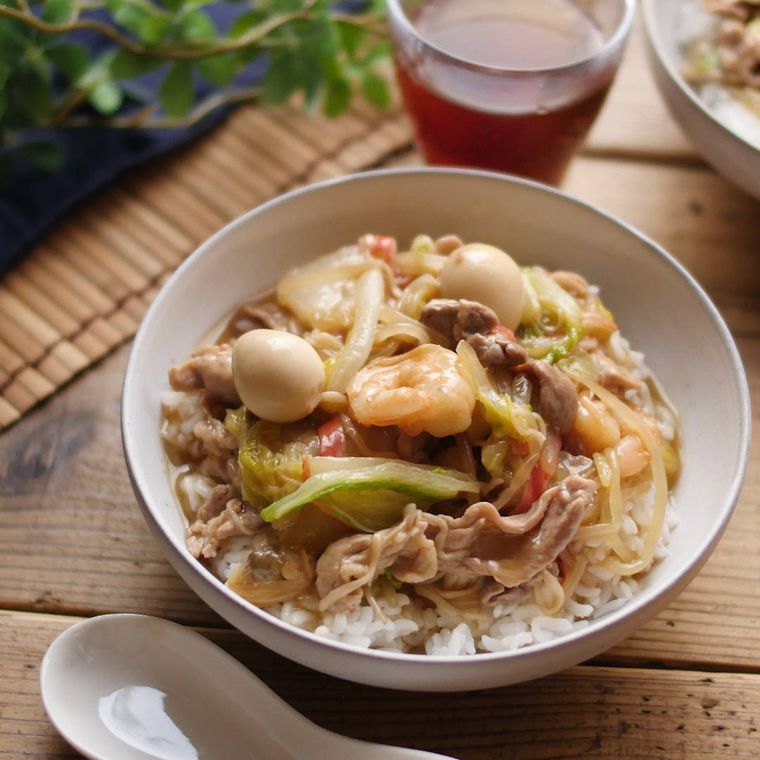 レンゲが添えられた中華丼