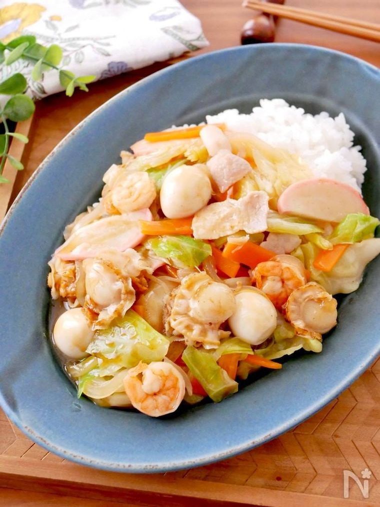 グレーの皿に盛られたほたての中華丼