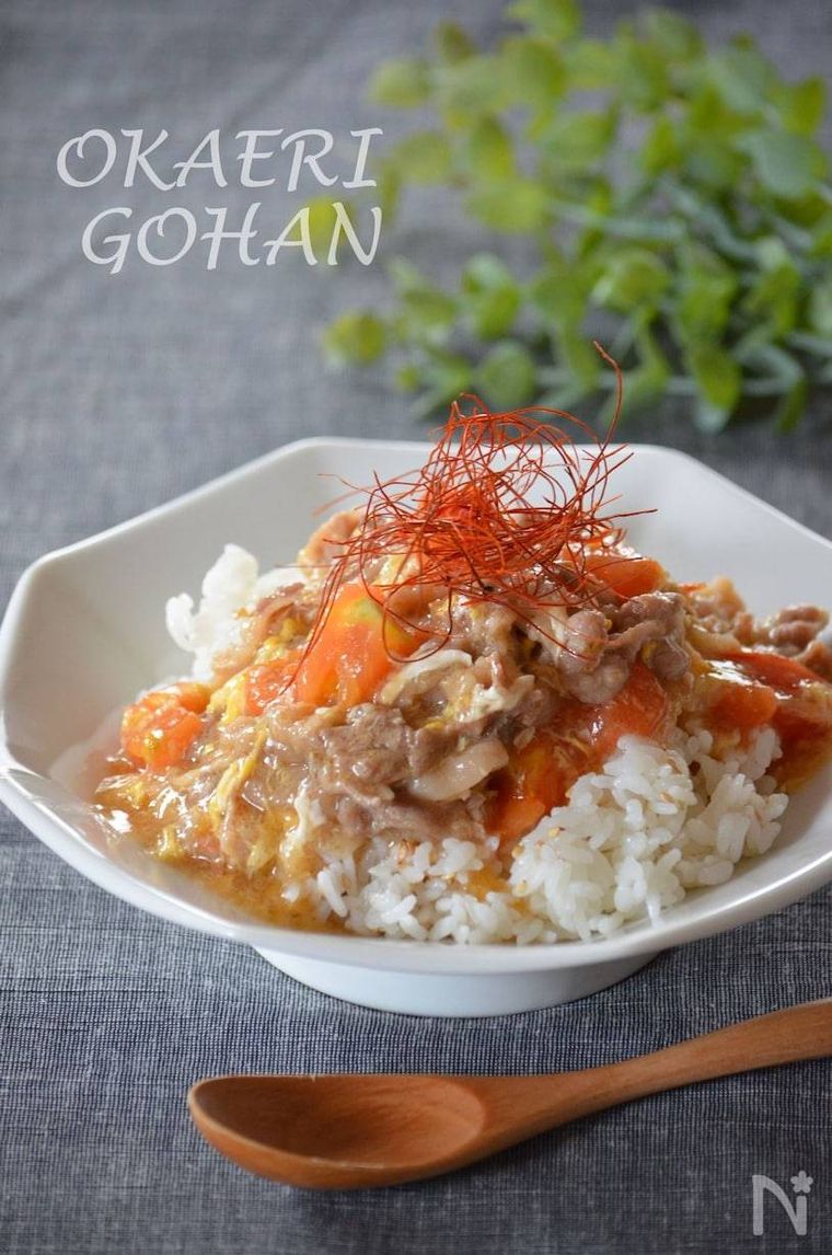 糸唐辛子がトッピングされたトマトと牛肉の中華丼