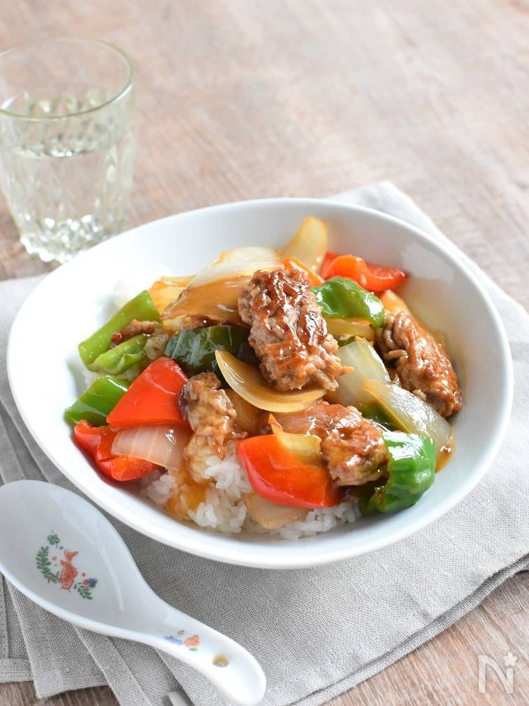 ピーマンや肉団子が入った中華丼