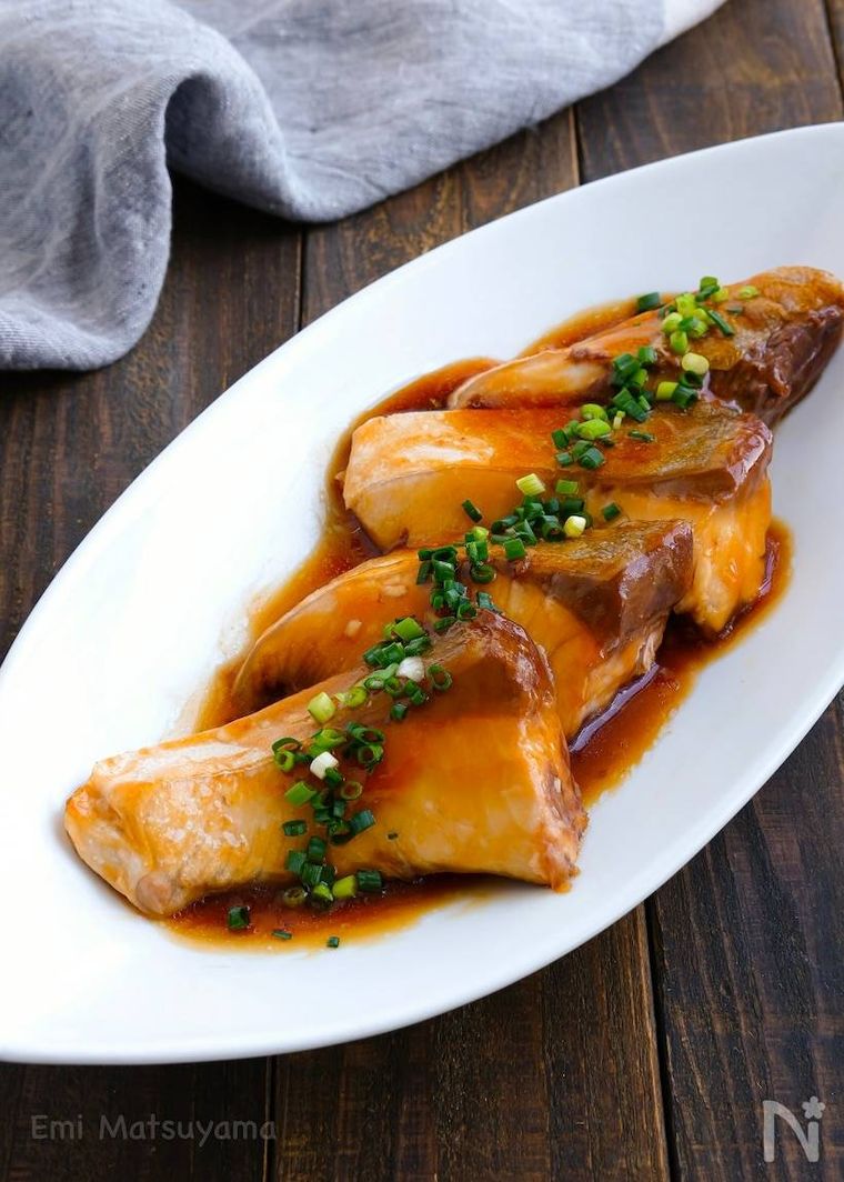 ねぎがかかったぶりの煮付け