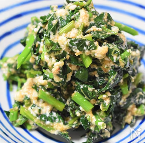 豆腐と和えられたモロヘイヤの白和え