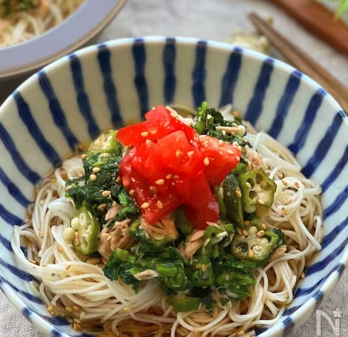 トマトがトッピングされたモロヘイヤのそうめん