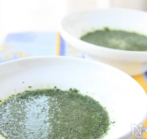 白の皿にモロヘイヤのエジプト風スープが入っている様子