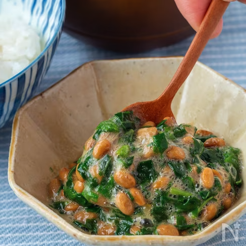 ベージュの皿にモロヘイヤ納豆が入っている様子