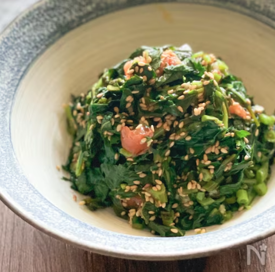 和風の食器にモロヘイヤの和物が入っている様子