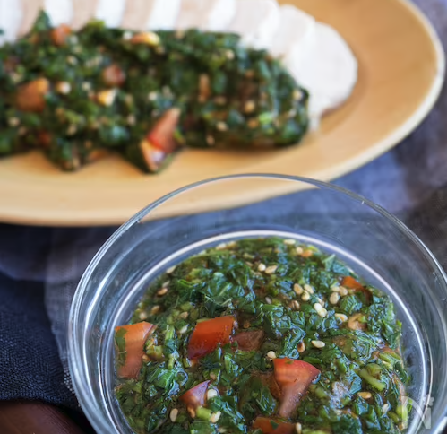 ガラスの器に入ったモロヘイヤとトマトのぽん酢たれ