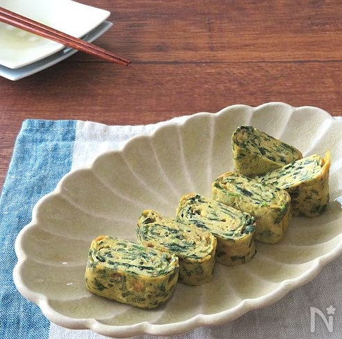 ベージュの皿にモロヘイヤの卵焼きが盛られている様子