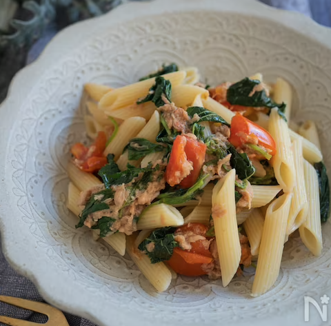 白の器に盛られたモロヘイヤとトマトとツナのパスタ