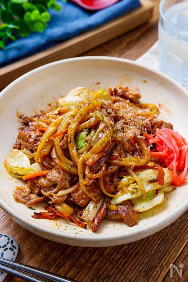 紅しょうがが添えられたソース焼きうどん