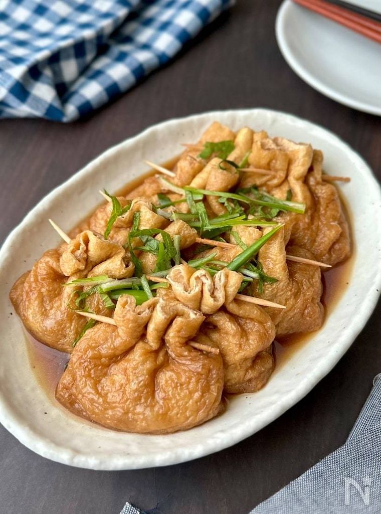 ねぎがトッピングされた出汁しみ餅巾着