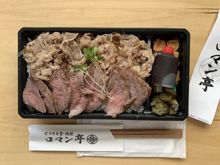 2種類の牛肉がごはんの上にのっているロマン亭錦弁当