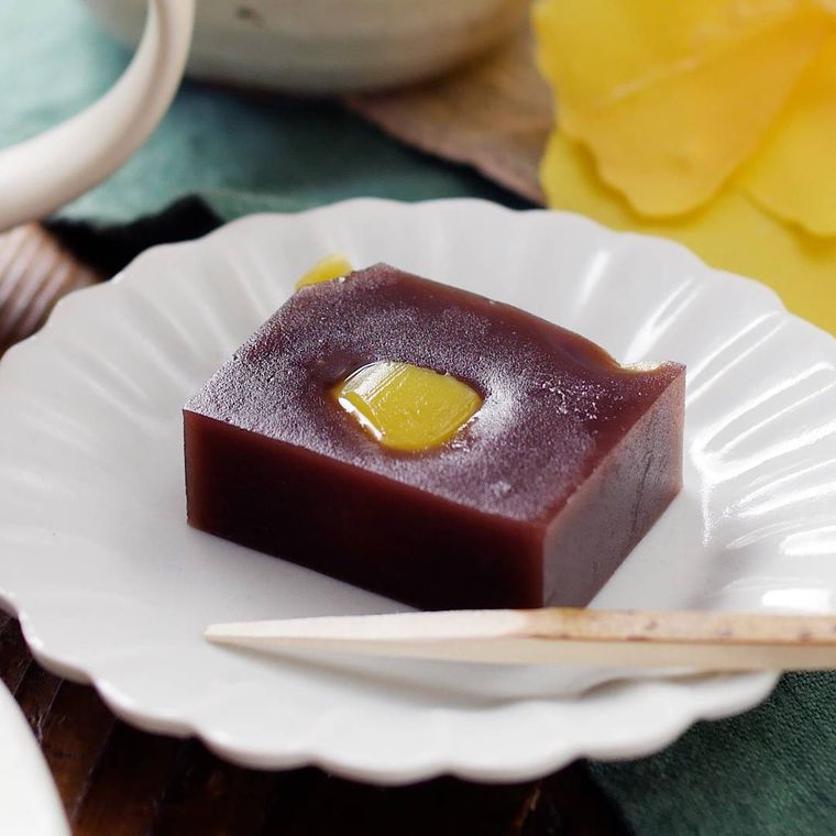 白い皿に盛られた栗入りの羊羹