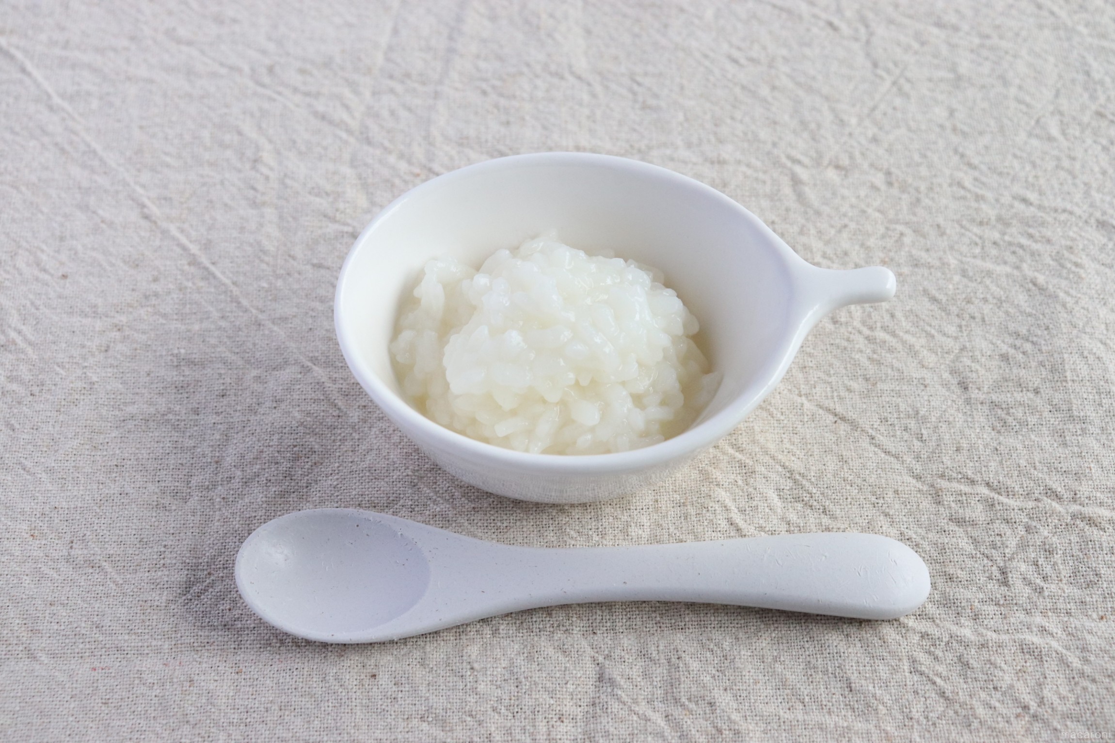 離乳食の基本】月齢別おかゆの与え方や作り方を解説｜アレンジ3品も