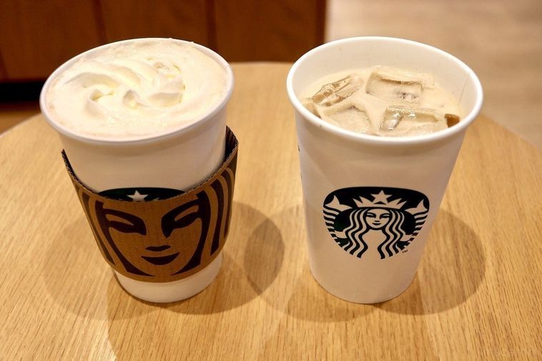 ホットとアイスのスターバックスホワイトモカがテーブルの上に並んでいる