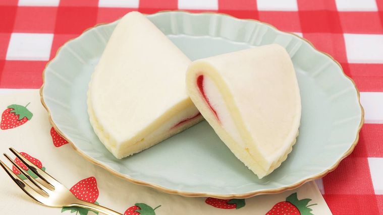 もち食感オムレットレアチーズホイップ苺ジャム