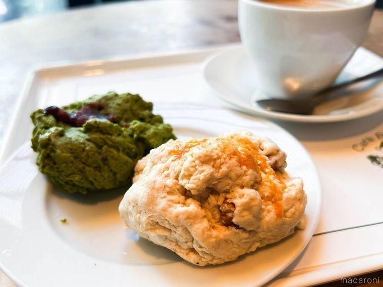 白いお皿に盛られたスコーン2個と、カップに入ったスペシャルコーヒー