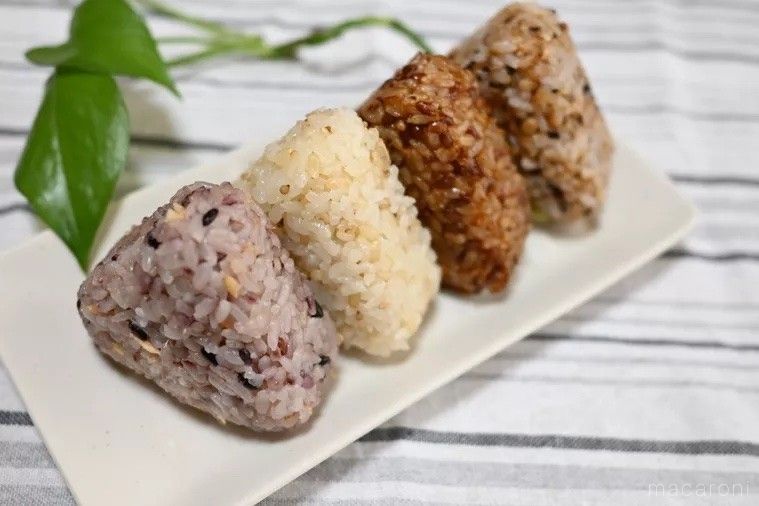 皿に並ぶ無印良品の冷凍おにぎり4種類