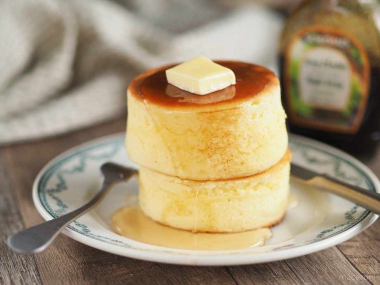 横から眺める2段重ねの分厚いパンケーキ