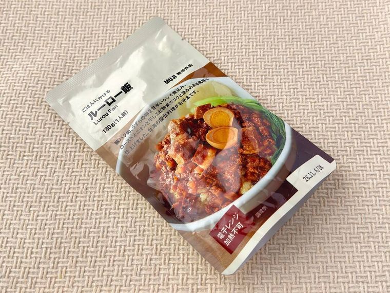 無印良品ごはんにかける ルーロー飯のパッケージが置かれている様子