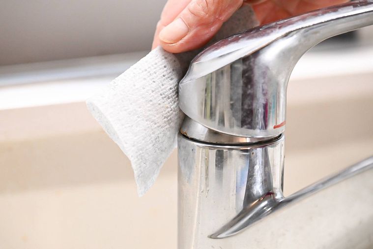 水回りの汚れ用 掃除シートで掃除している蛇口