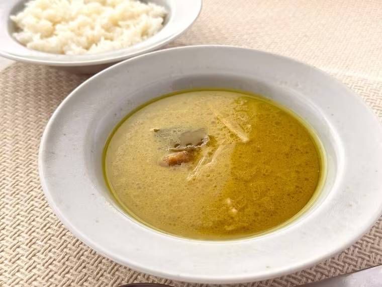 無印良品の素材を生かした 辛くない グリーンカレーを皿に盛り付けた様子