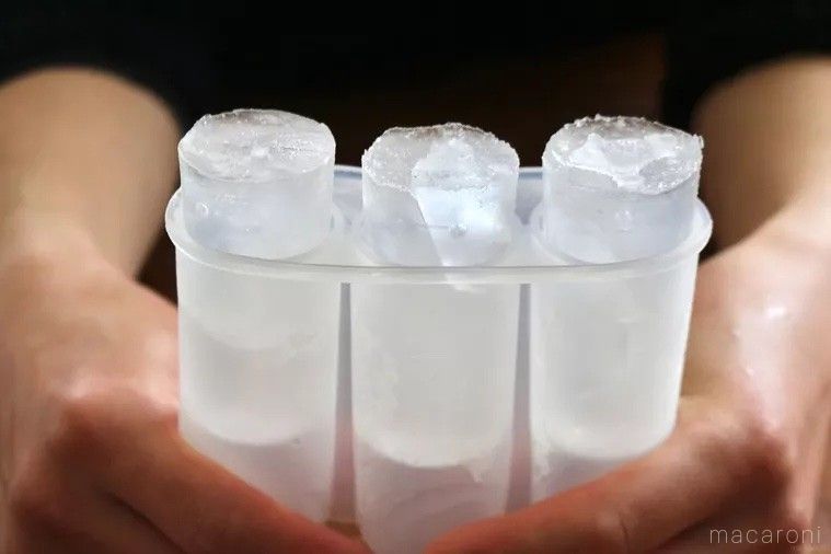 無印良品「シリコーン アイスバーも作れる製氷器」で氷を作った様子