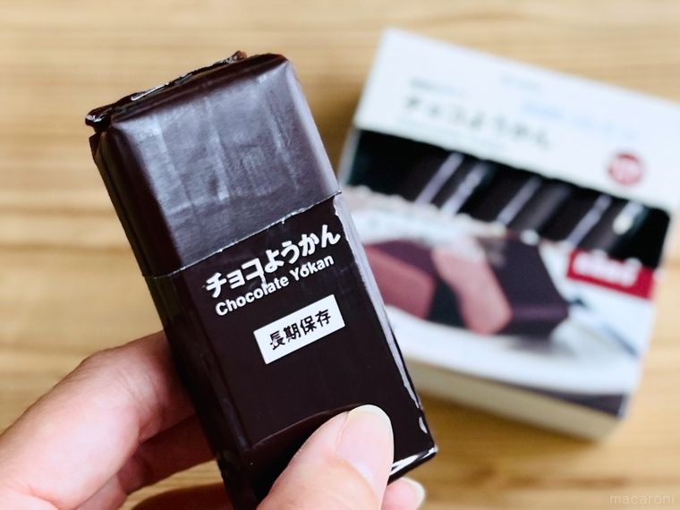 備蓄おやつ チョコようかんを開封した様子
