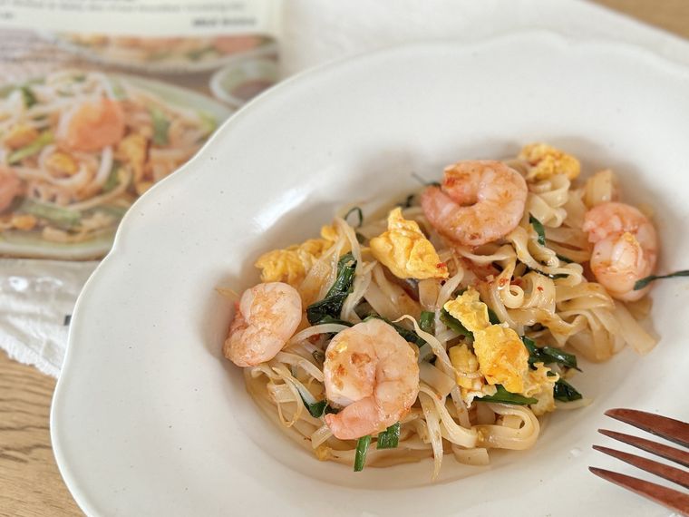 皿に盛り付けた無印良品手づくりキット パッタイタイの甘辛炒め麺