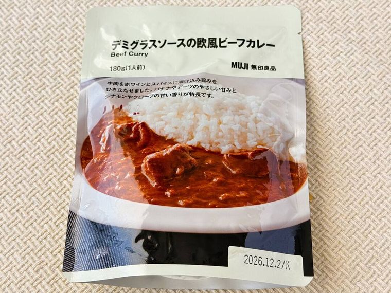 無印良品デミグラスソースの欧風ビーフカレーのパッケージがテーブルの上に置かれている様子