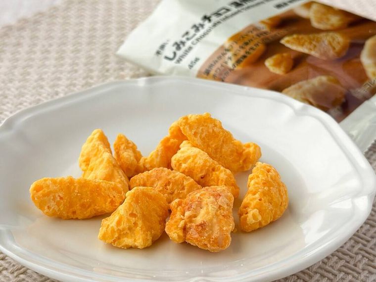 無印良品不揃い しみこみチョコ 温州みかんとパッケージが並んでいる様子