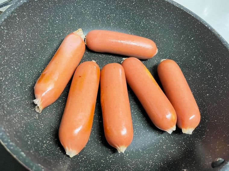 フライパンの上にフランクフルト