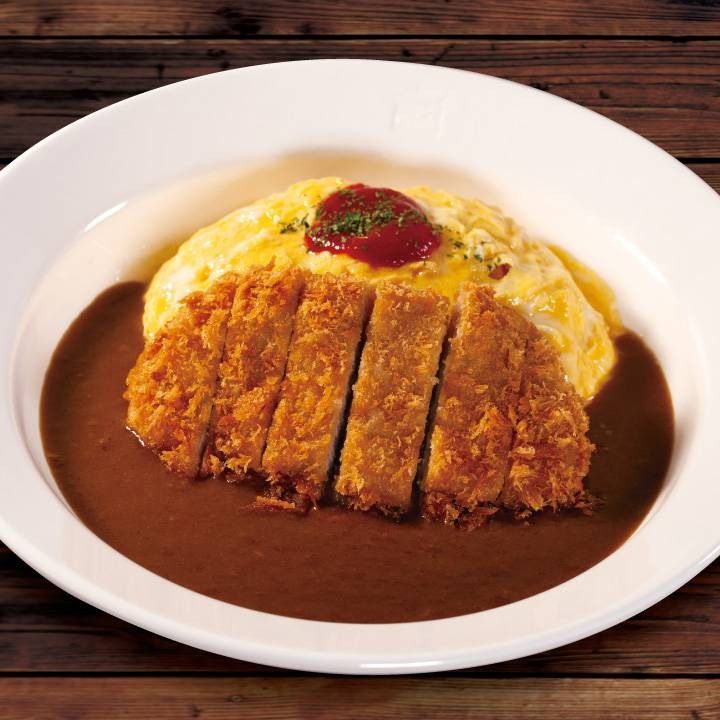 ロースかつとオムレツがトッピングされたカレーライス