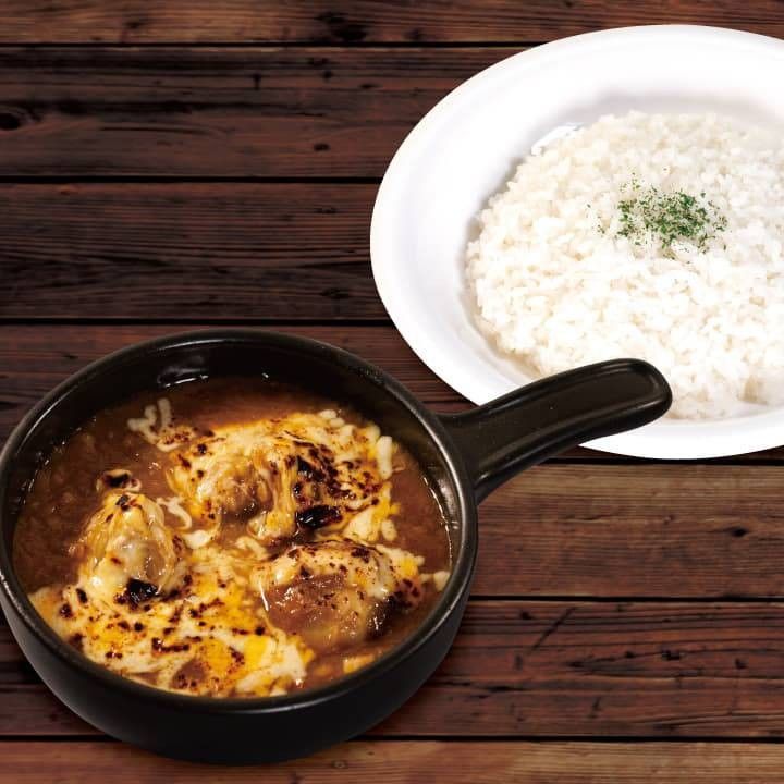 チキングラタンカレーとライスが置かれている