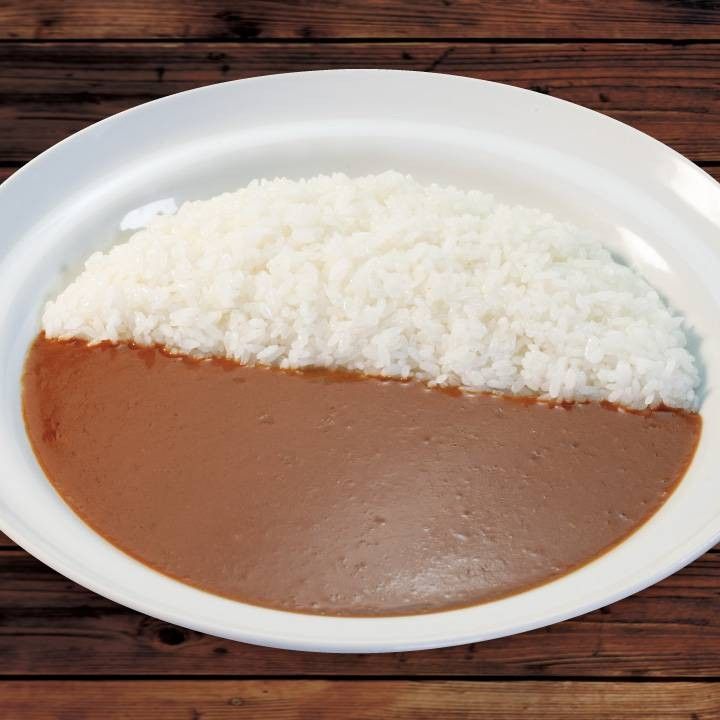 皿に盛られた具なしのカレーライス