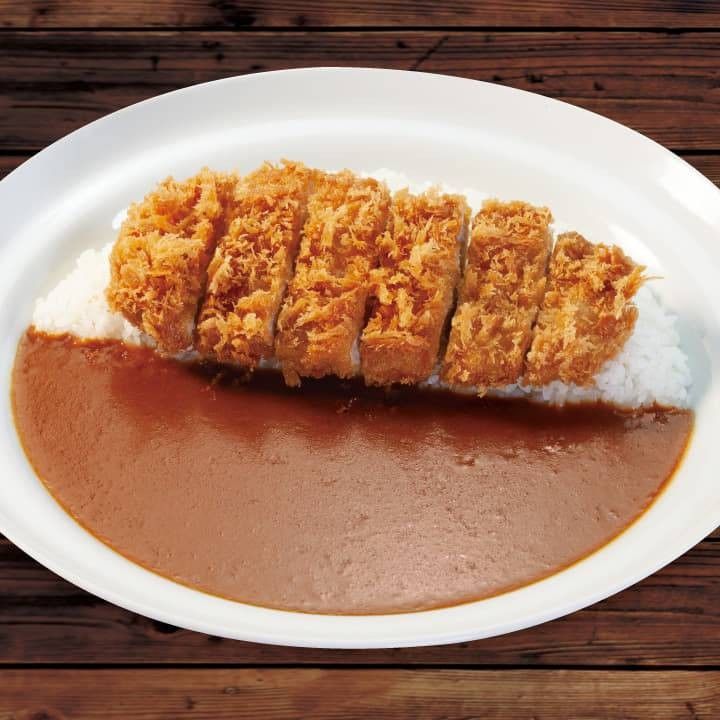 ロースかつがトッピングされたカレーライス