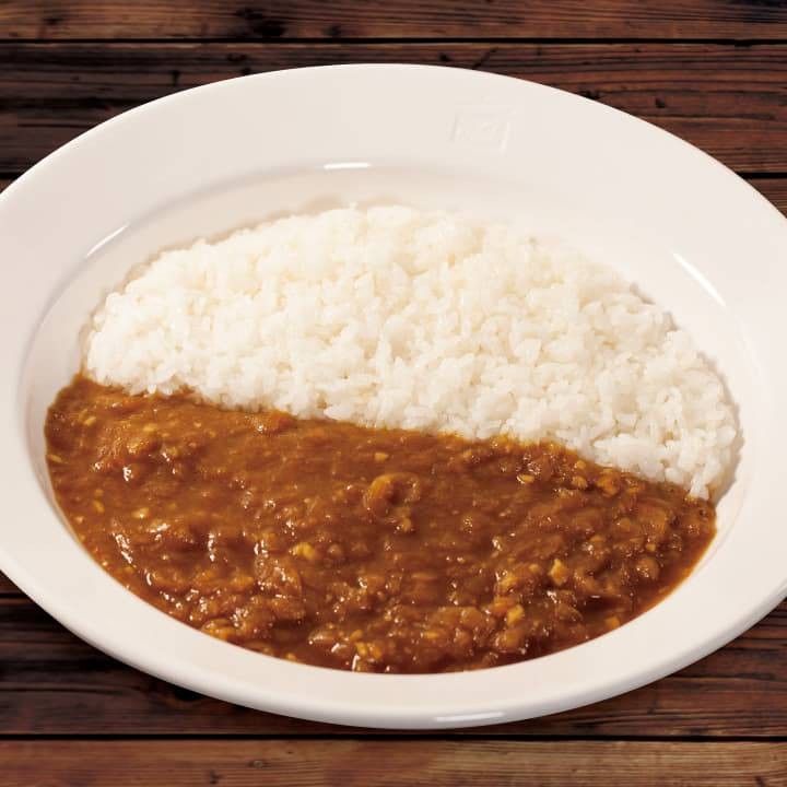 皿に盛られたオニオンカレーライス