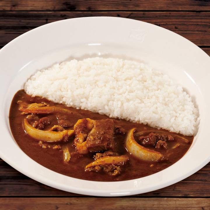 牛肉と玉ねぎが入ったカレーライス