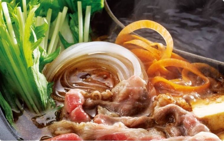 肉、マロニー、にんじんなどが入ったすき焼き