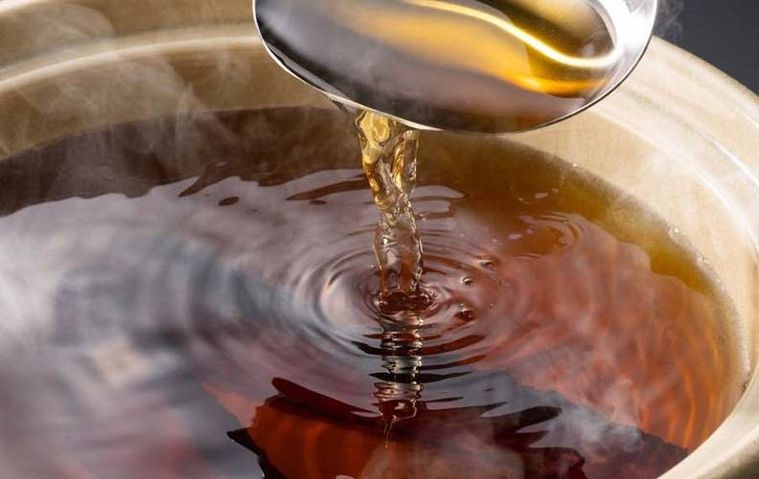 鍋に入った三代目極みだしをお玉ですくっている