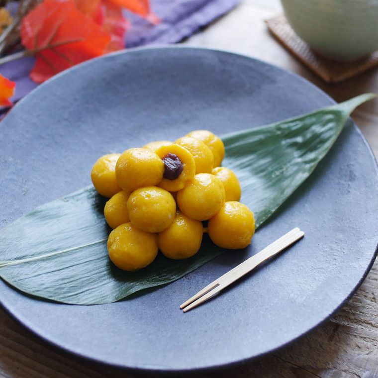 黒いプレートに盛り付けたかぼちゃのお月見団子