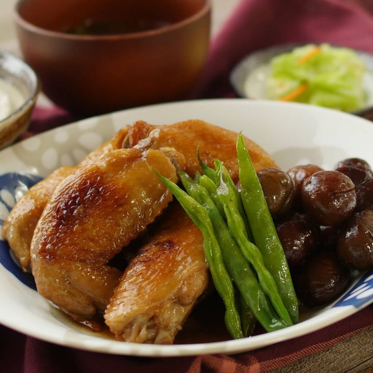 和皿に盛り付けた栗と鶏手羽先のこっくり煮