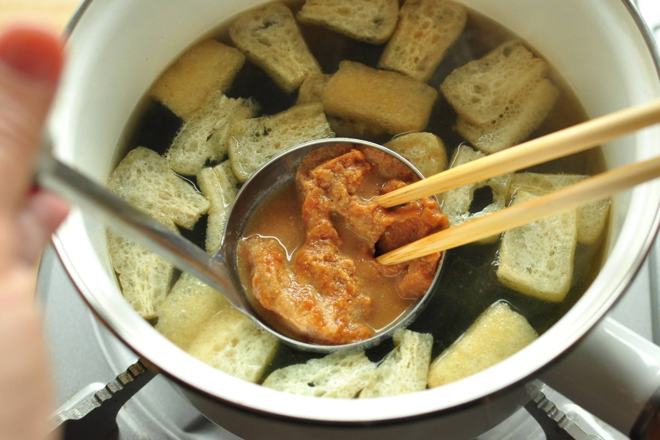 味噌が早く溶ける!味噌汁作りのコツに「これだけで!?」「気づかなかった」 - macaroni